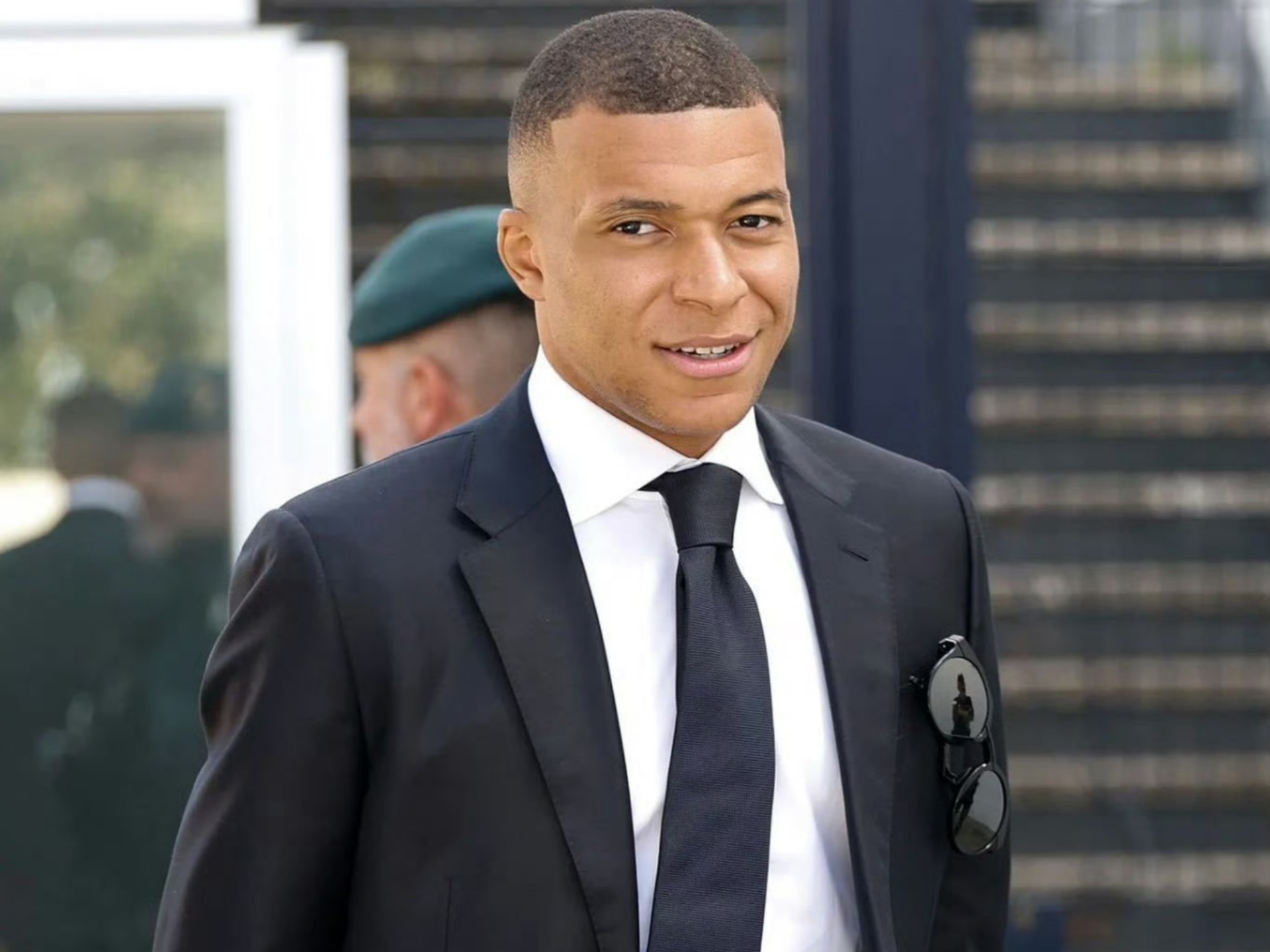 金年会入口- 今晚皇家马德里调整名单以备国王杯法兰克福关键时刻防线松动，媒体一致点评：姆巴佩在曼联比赛中战术调整